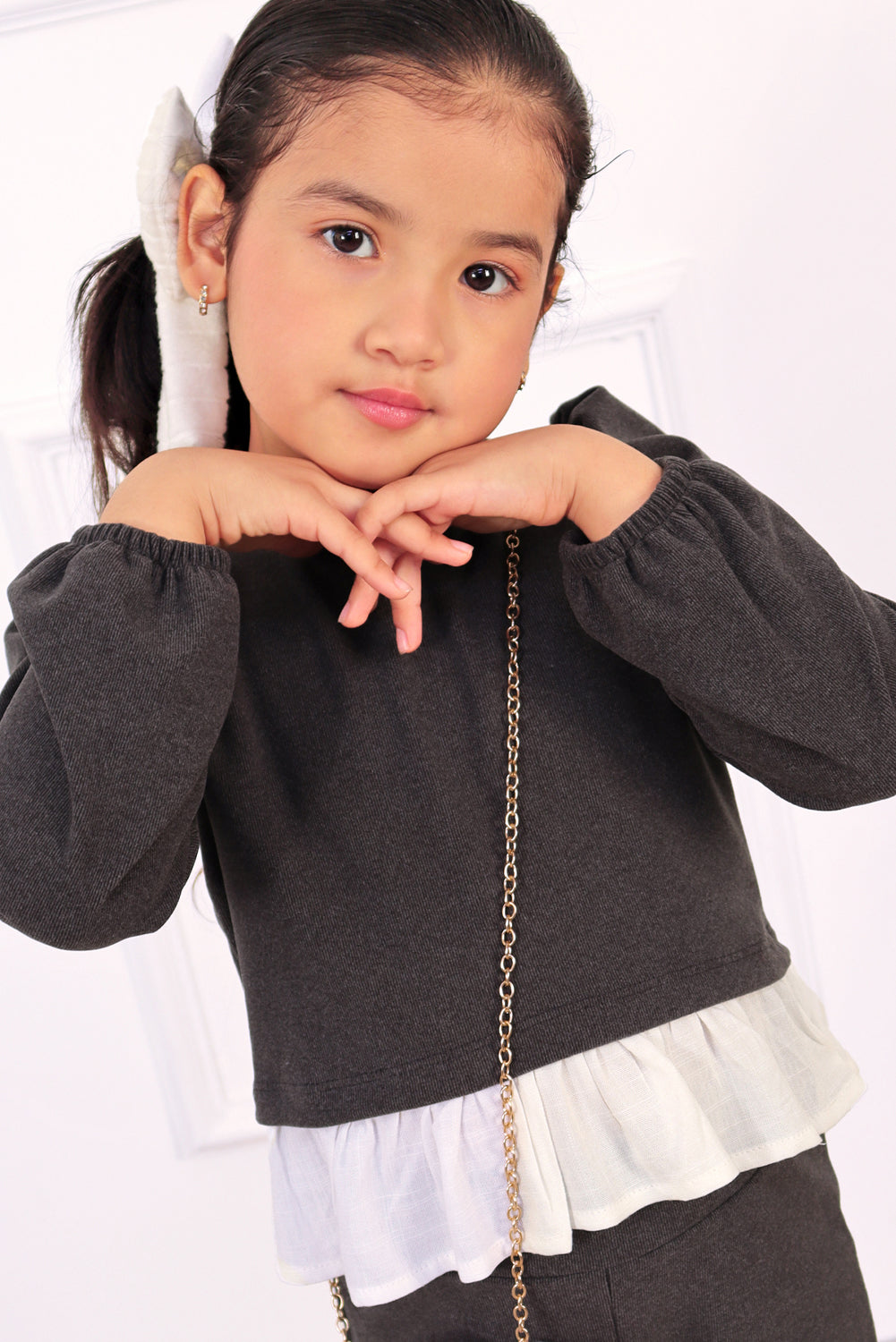 CONJUNTO CHOMPERO CON MANGAS ABULLONADAS Y FALDON DE LINO Y BUZO PALAZO