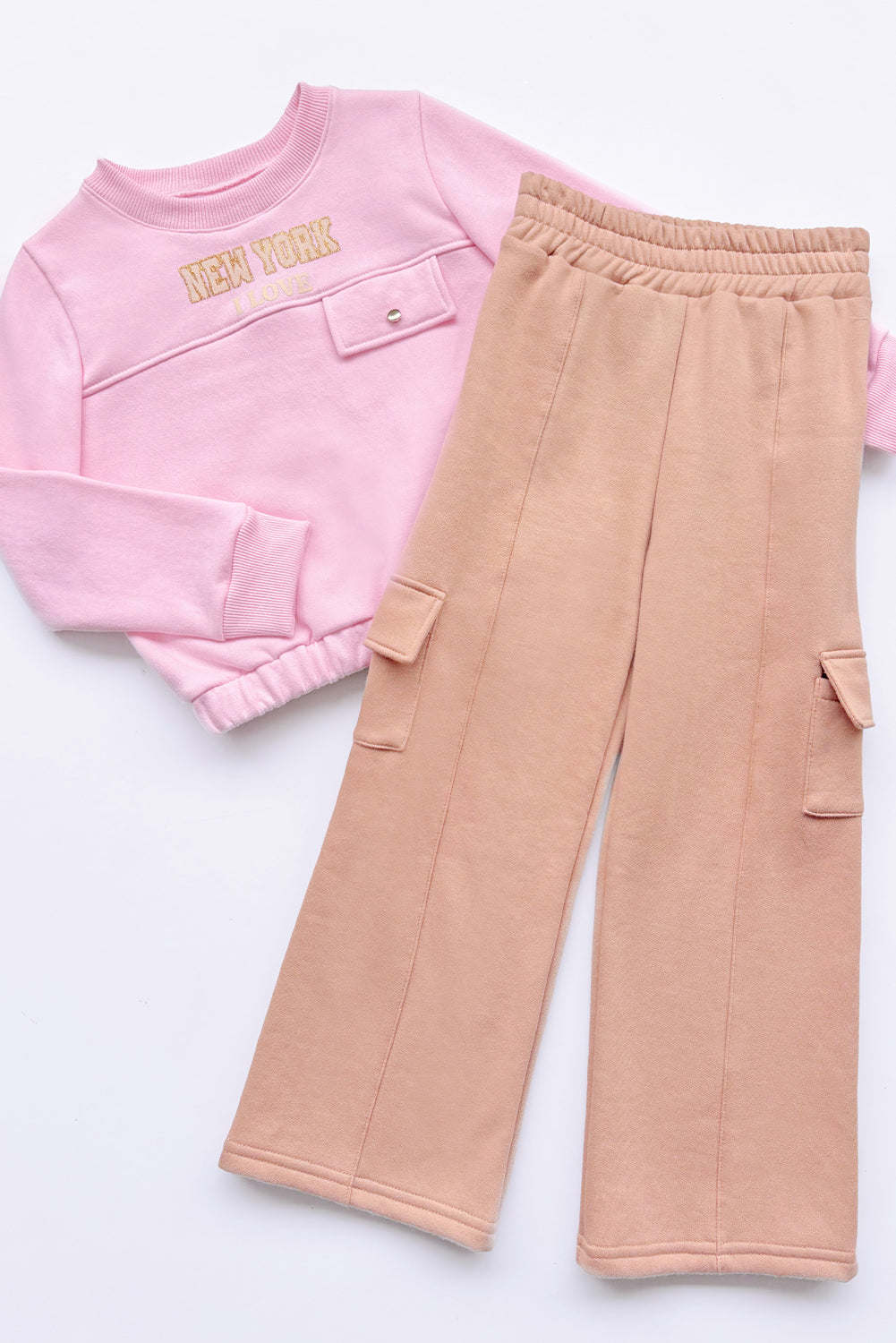 CONJUNTO DE POLERA CON ESTAMPADO Y BUZO CARGO ELASTICADOS