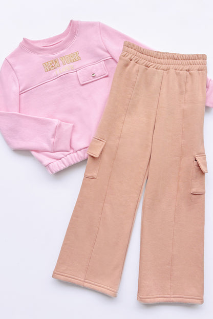 CONJUNTO DE POLERA CON ESTAMPADO Y BUZO CARGO ELASTICADOS