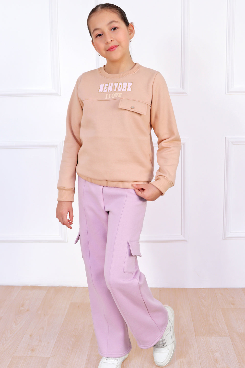 CONJUNTO DE POLERA CON ESTAMPADO Y BUZO CARGO ELASTICADOS