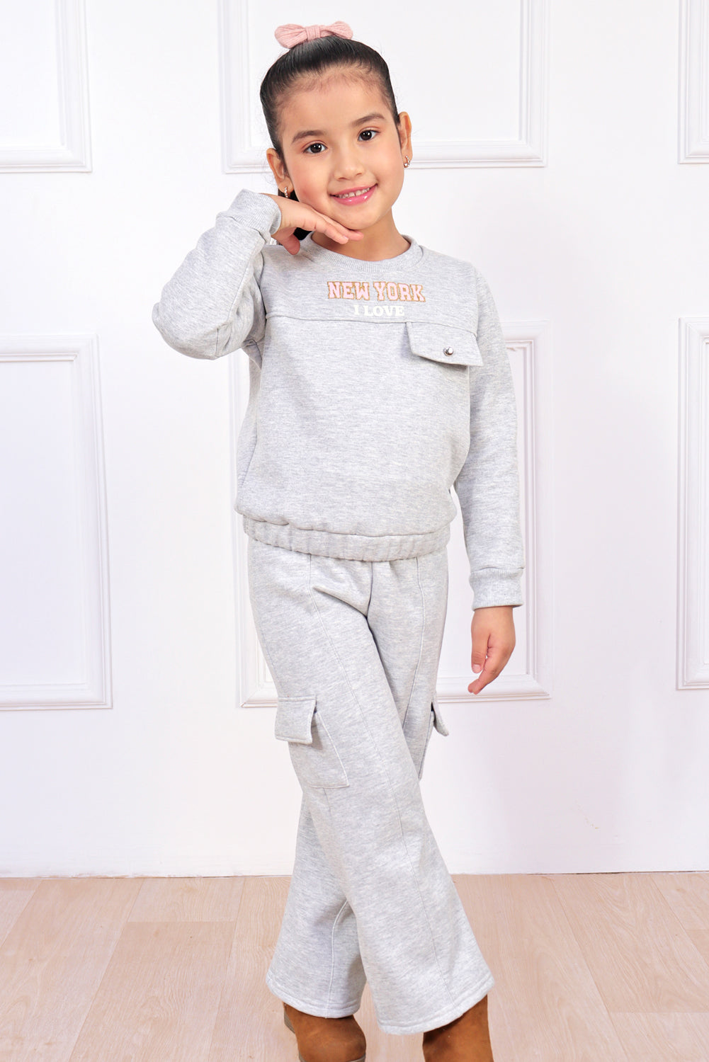 CONJUNTO DE POLERA CON ESTAMPADO Y BUZO CARGO ELASTICADOS