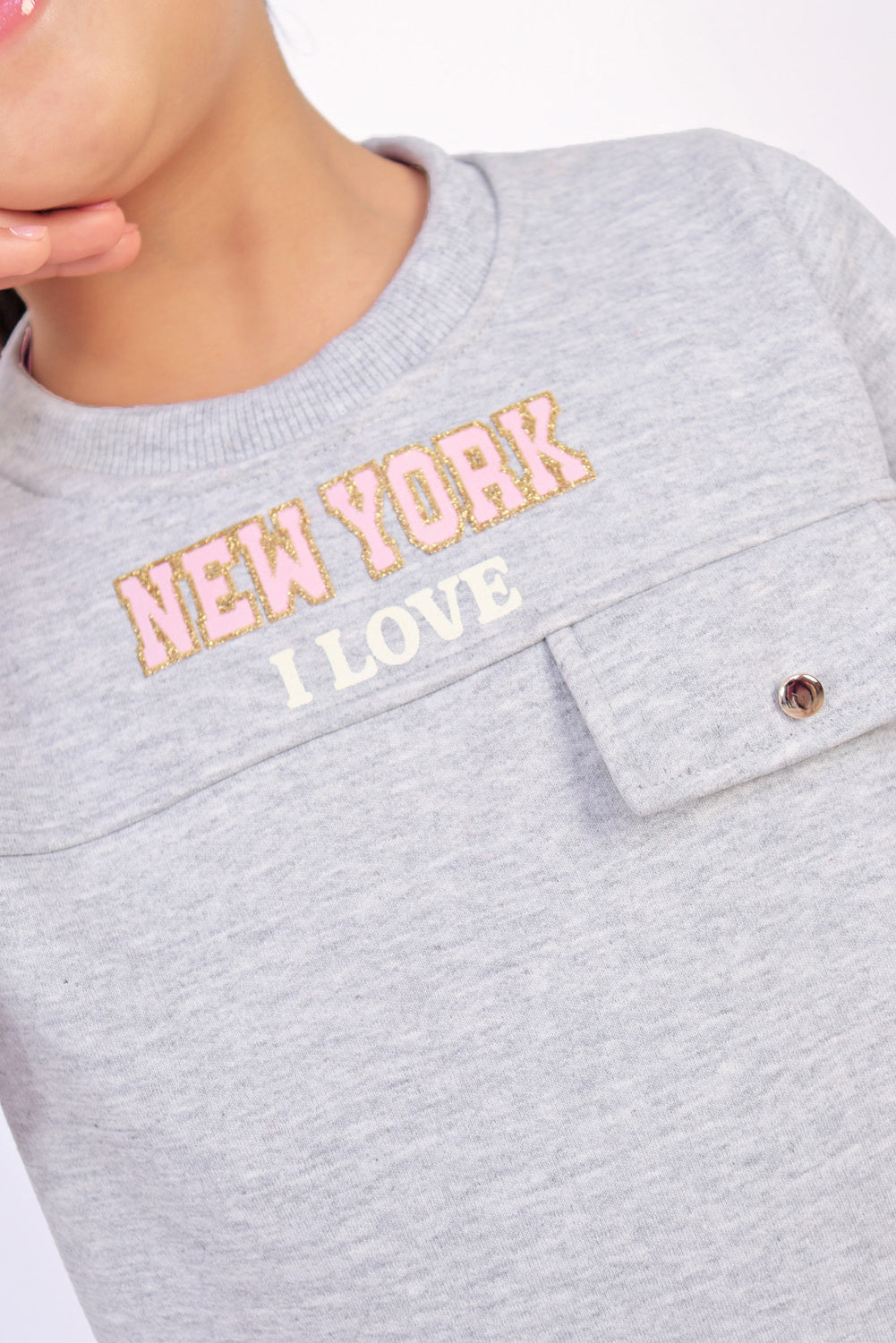 CONJUNTO DE POLERA CON ESTAMPADO Y BUZO CARGO ELASTICADOS