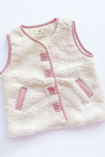 Chaleco corderito con detalles de cuerina