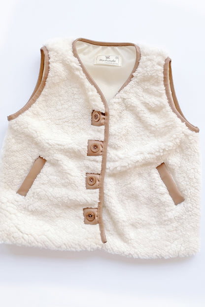 Chaleco corderito con detalles de cuerina
