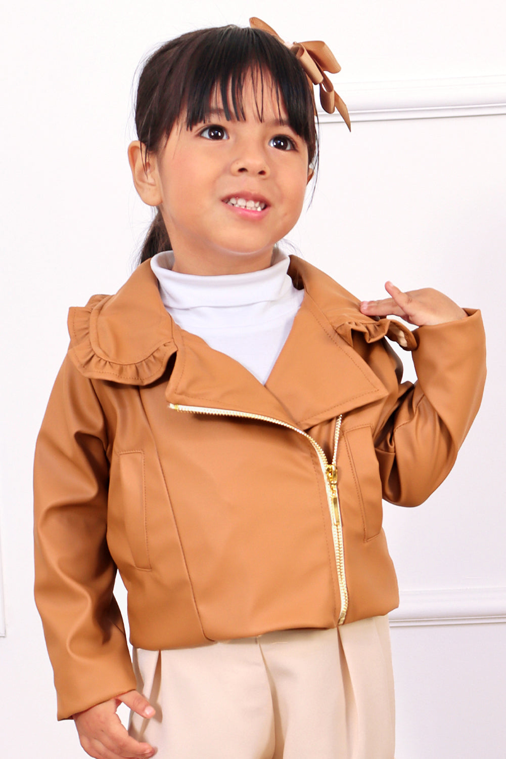 CHAQUETA DE CUERINA CARNERO DE CUELLO ALTO CON BOLSILLOS