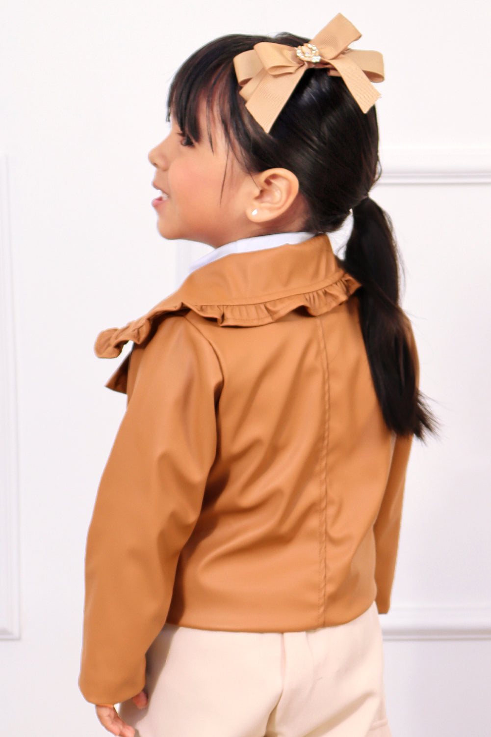 CHAQUETA DE CUERINA CARNERO DE CUELLO ALTO CON BOLSILLOS
