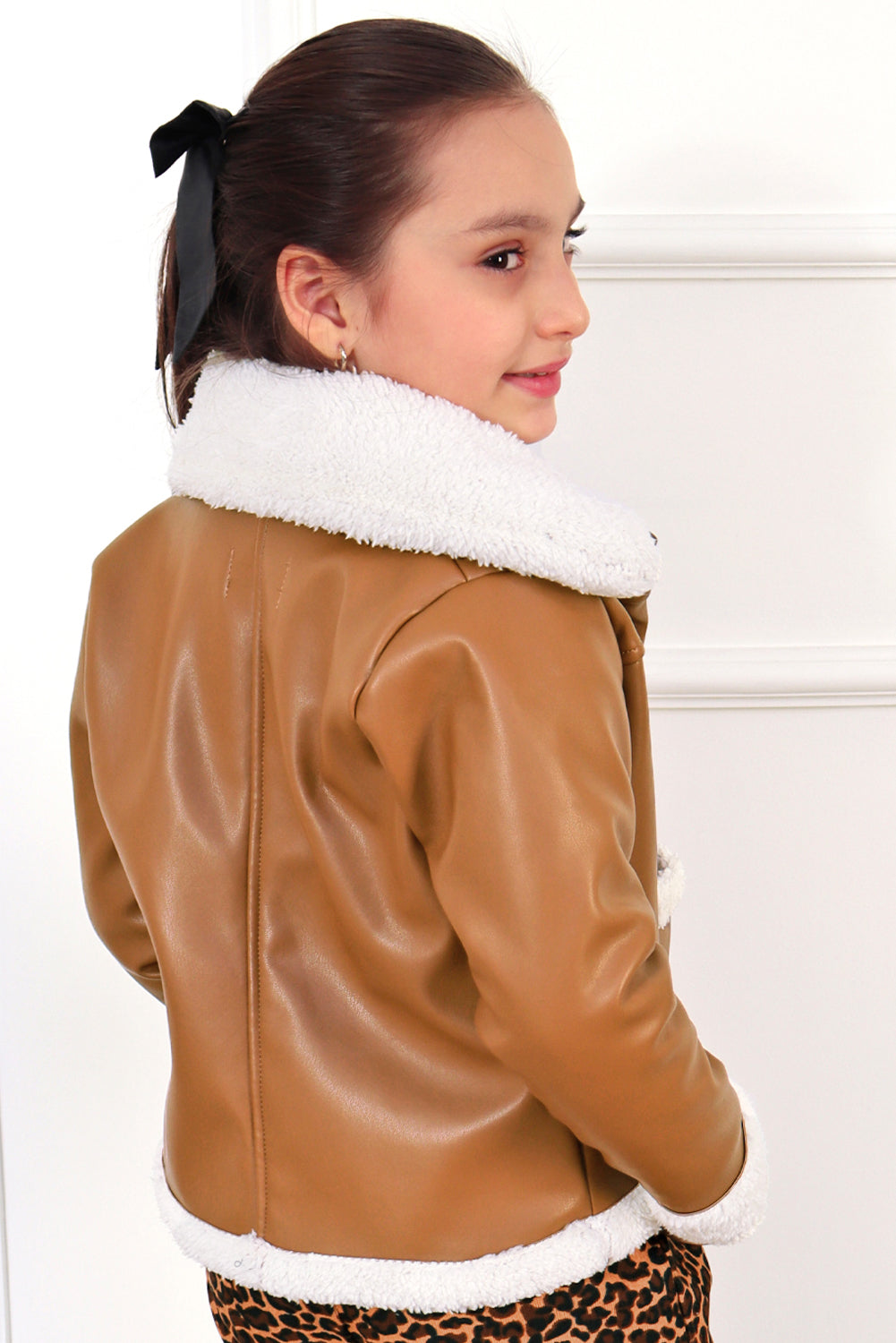 CHAQUETA DE CUERINA CARNERO DE CUELLO ALTO CON BOLSILLOS