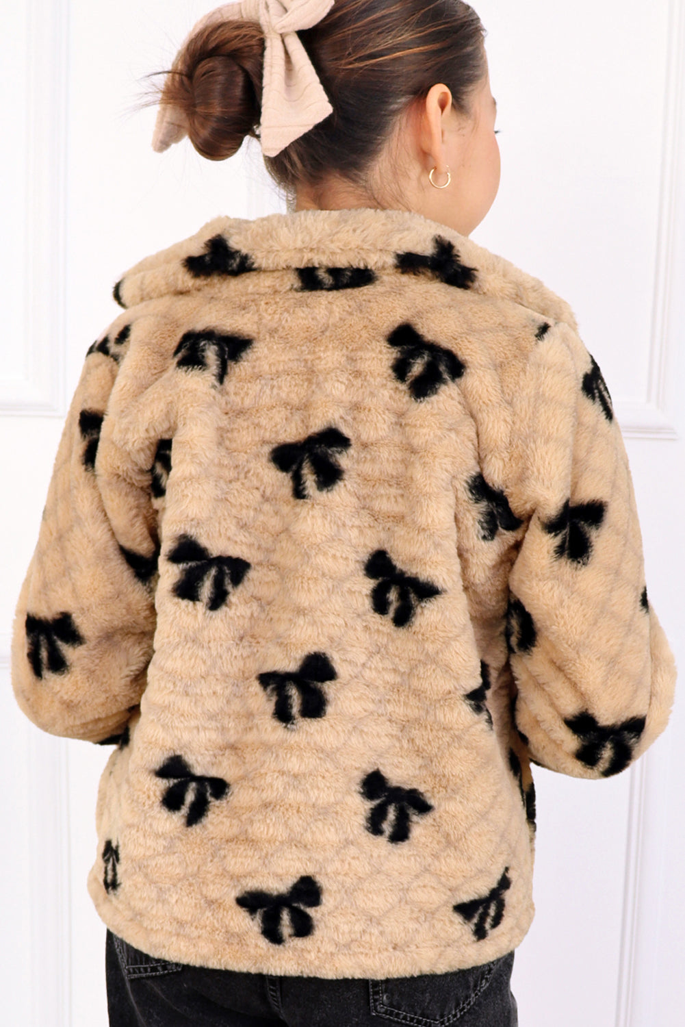 CHAQUETA DE PELUCHE ESTAMPADO CON CIERRE Y CUELLO ALTO