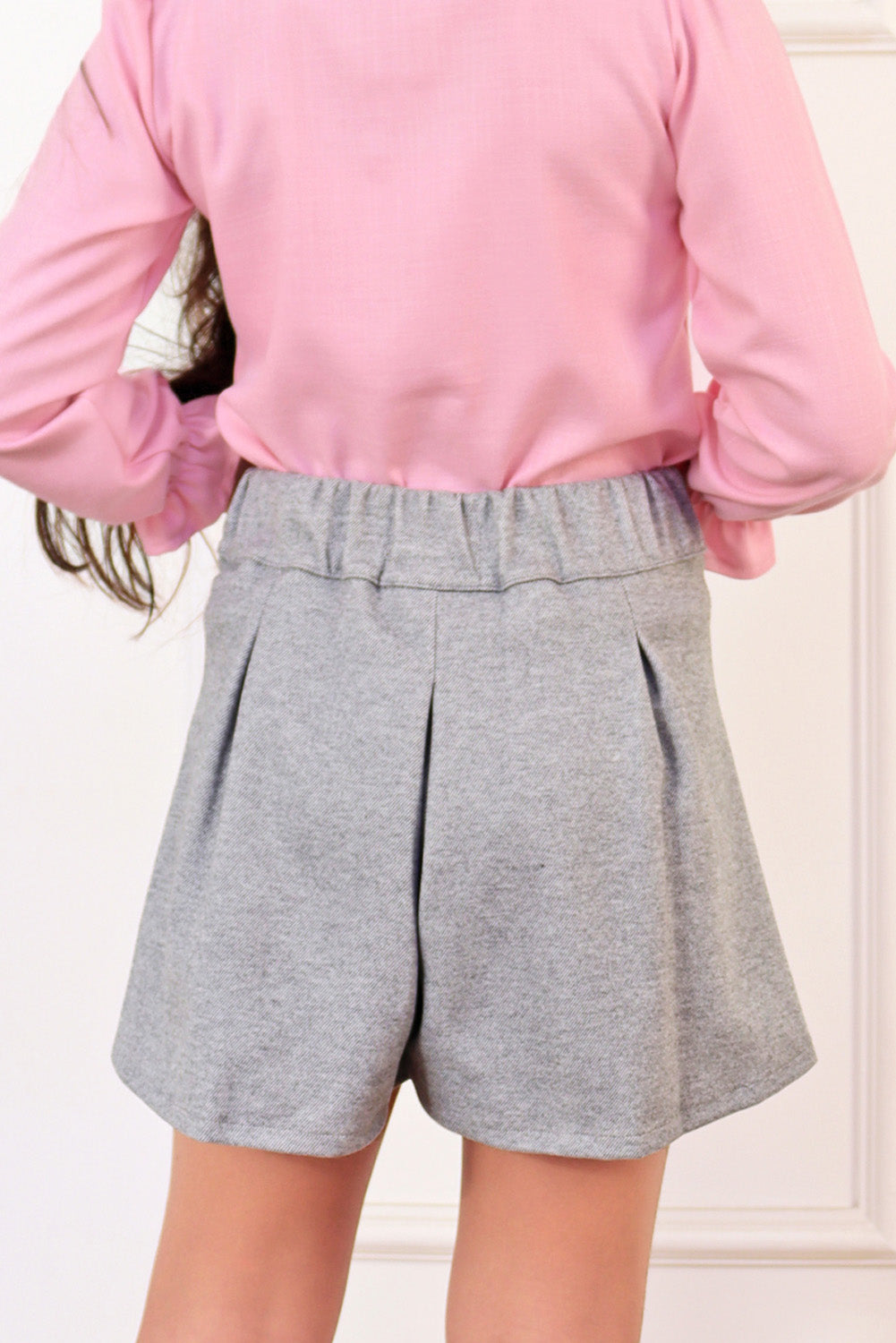 Falda short tableada con detalle en la pretina