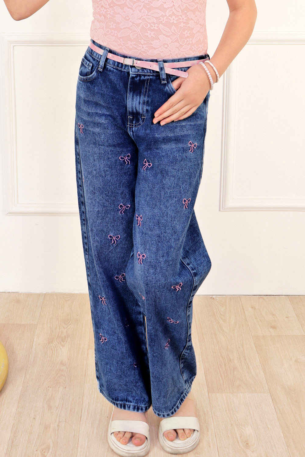 Pantalón Jean con Bordado de Lazos
