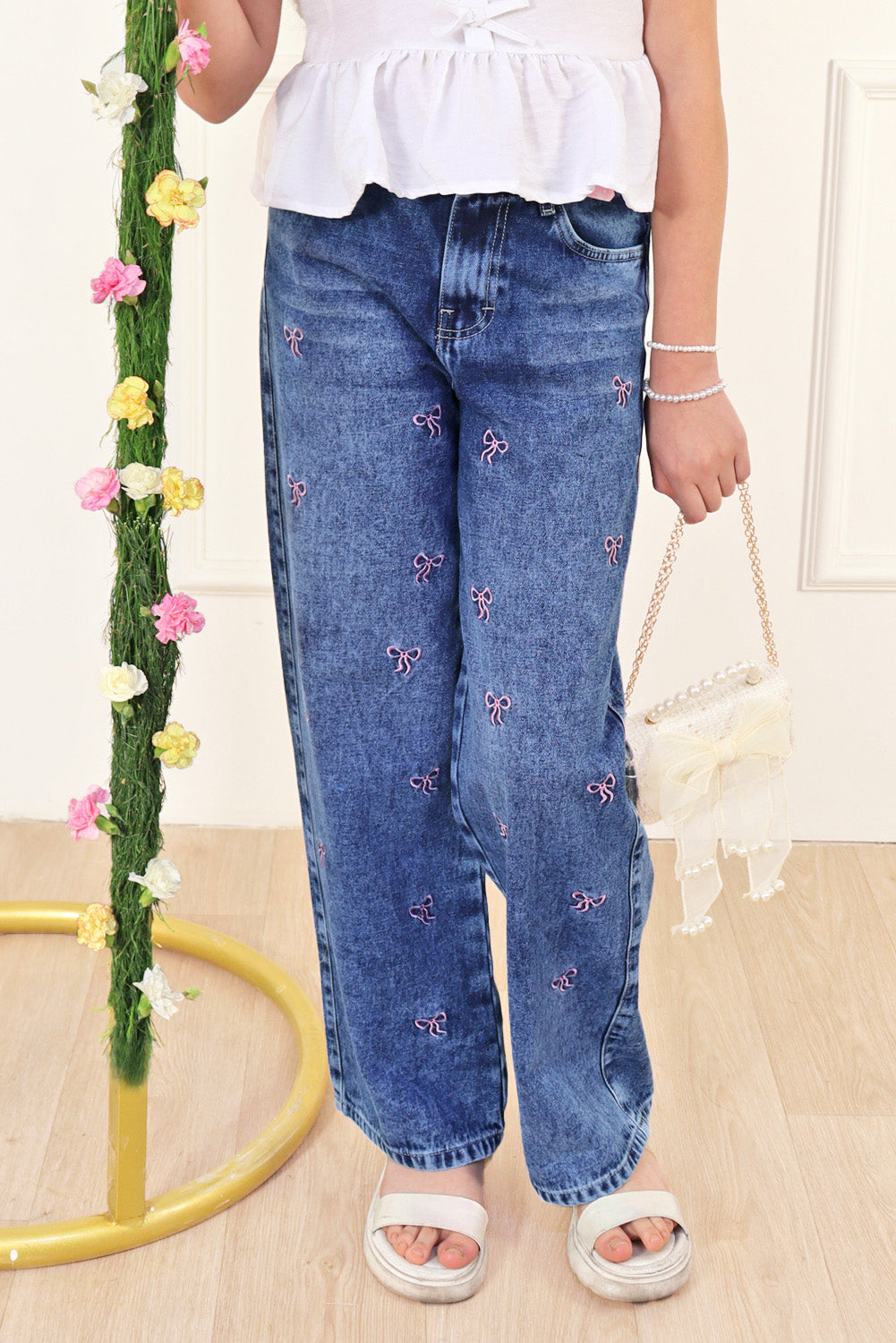 Pantalón Jean con Bordado de Lazos