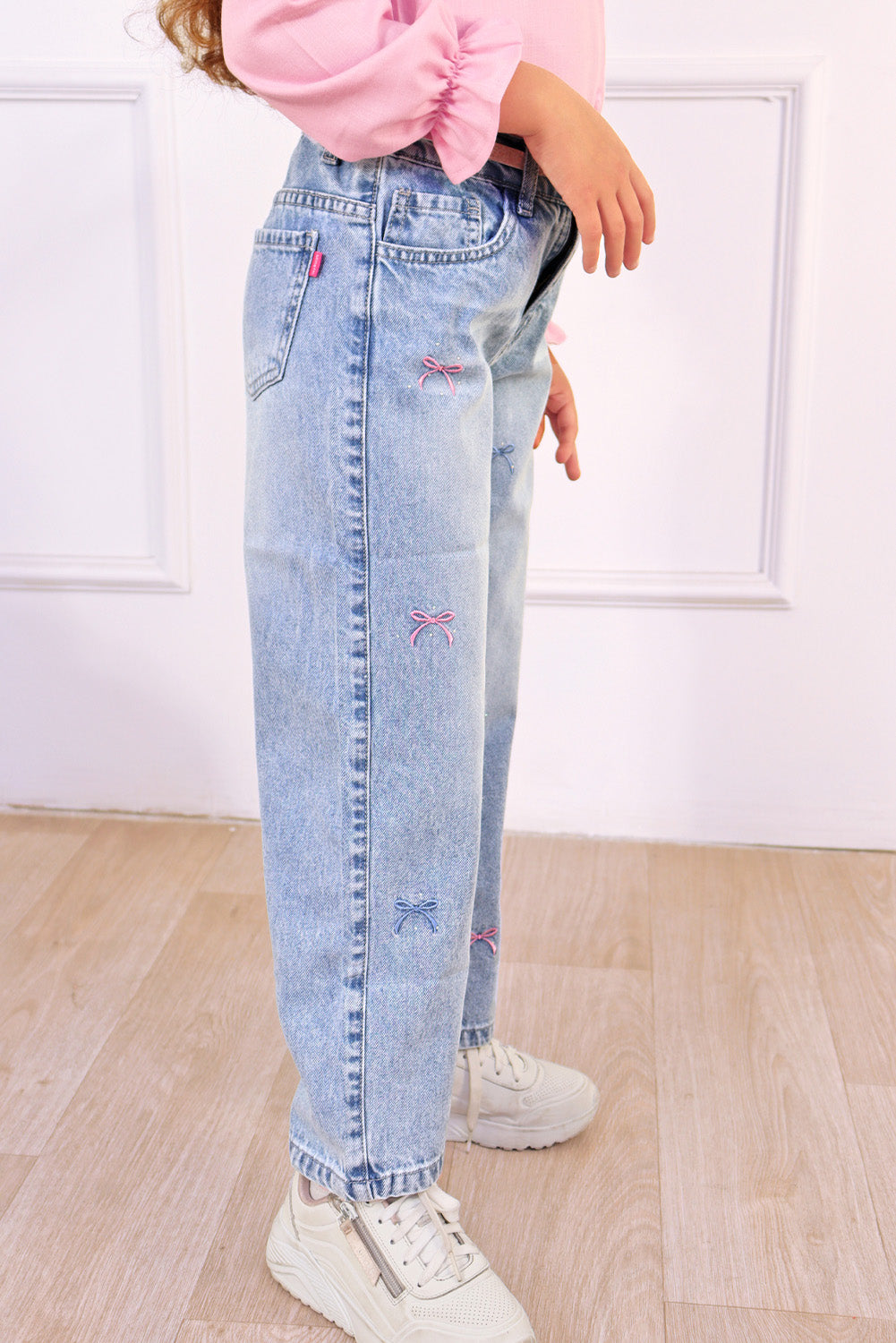 Pantalón Jean con Bordado de Lazos