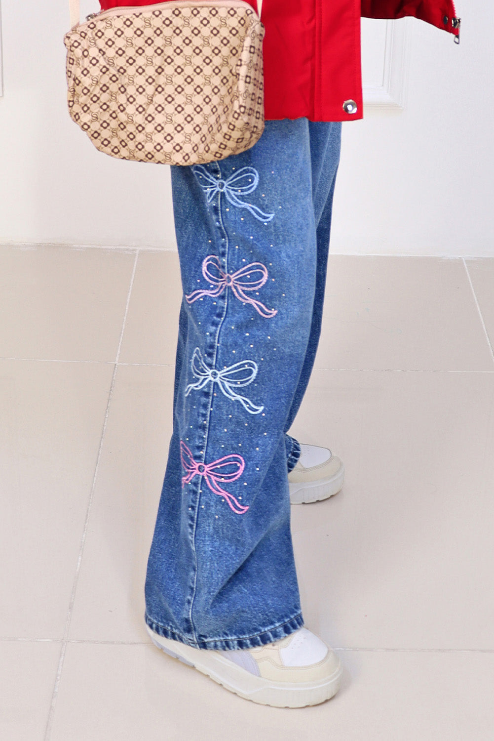 Pantalón Jean con Bordado de Lazos y Pedrería