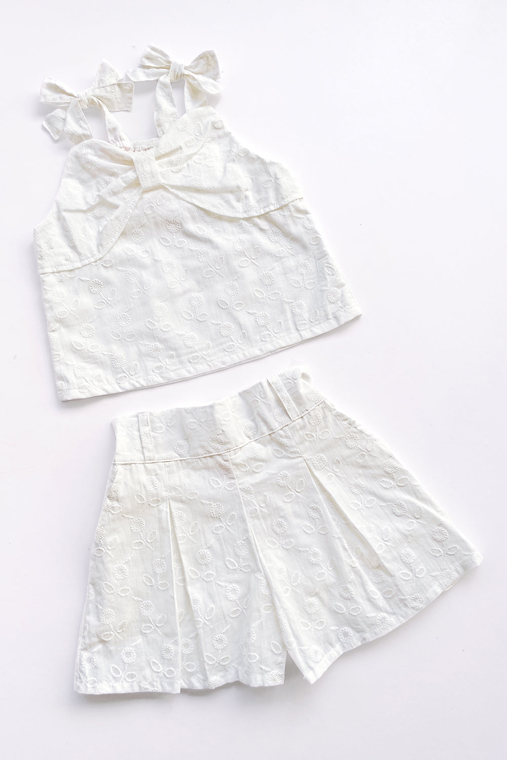 Conjunto de Top con lazo en pecho y Short con pinzas