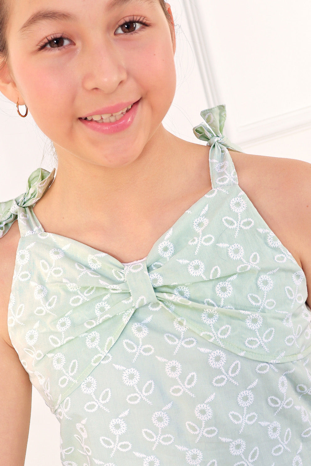 Conjunto de Top con lazo en pecho y Short con pinzas