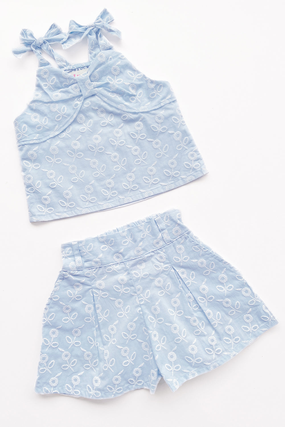 Conjunto de Top con lazo en pecho y Short con pinzas