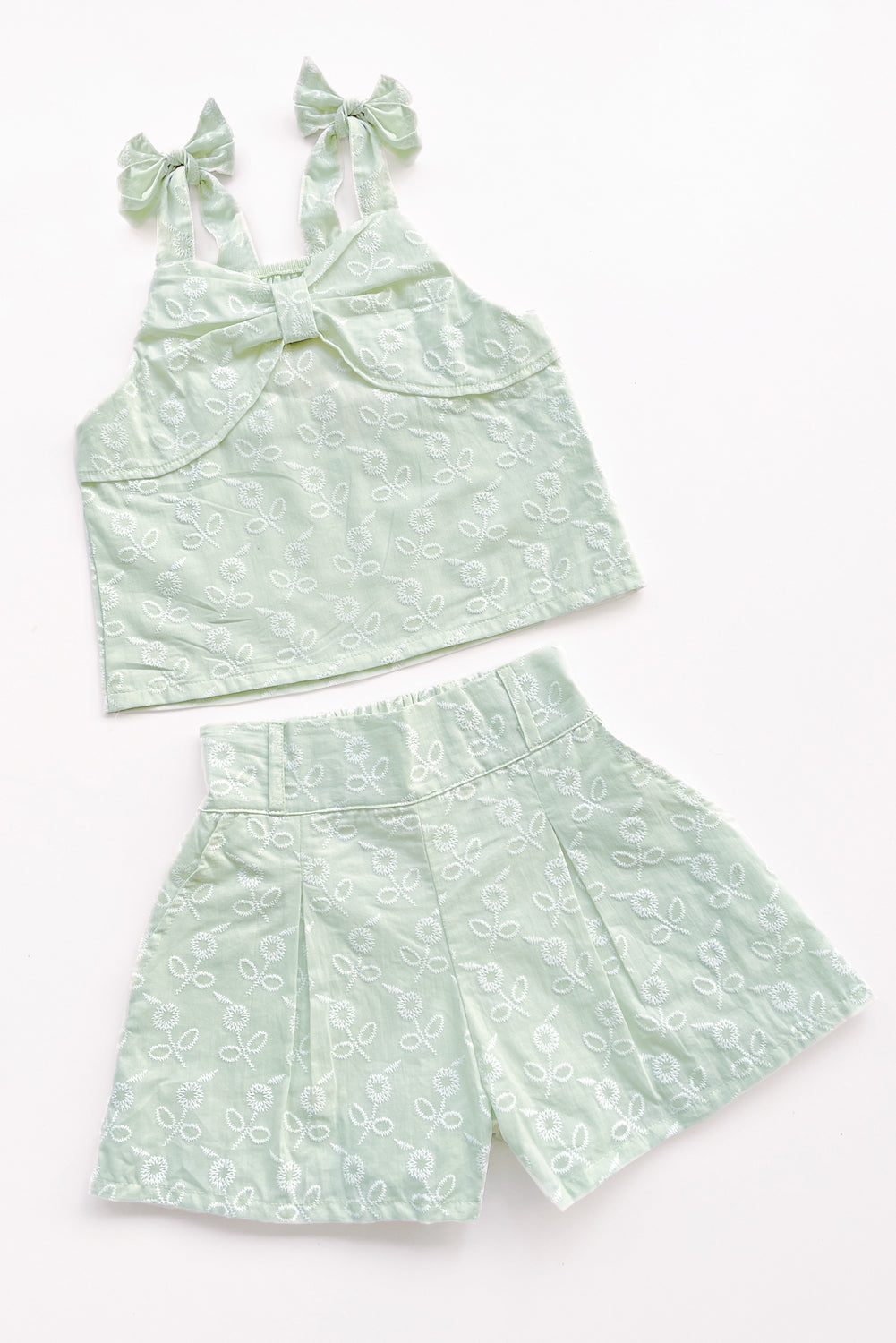 Conjunto de Top con lazo en pecho y Short con pinzas