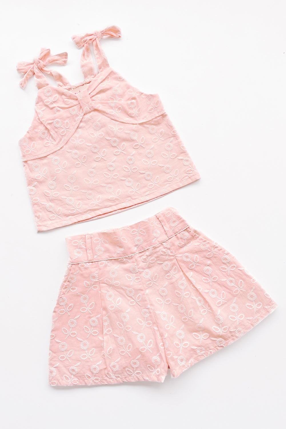 Conjunto de Top con lazo en pecho y Short con pinzas