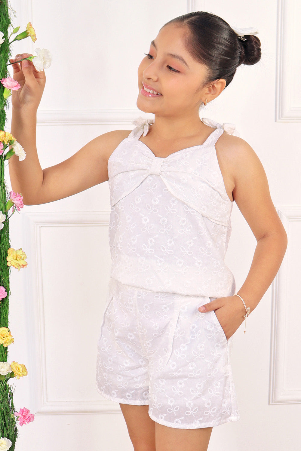 Conjunto de Top con lazo en pecho y Short con pinzas