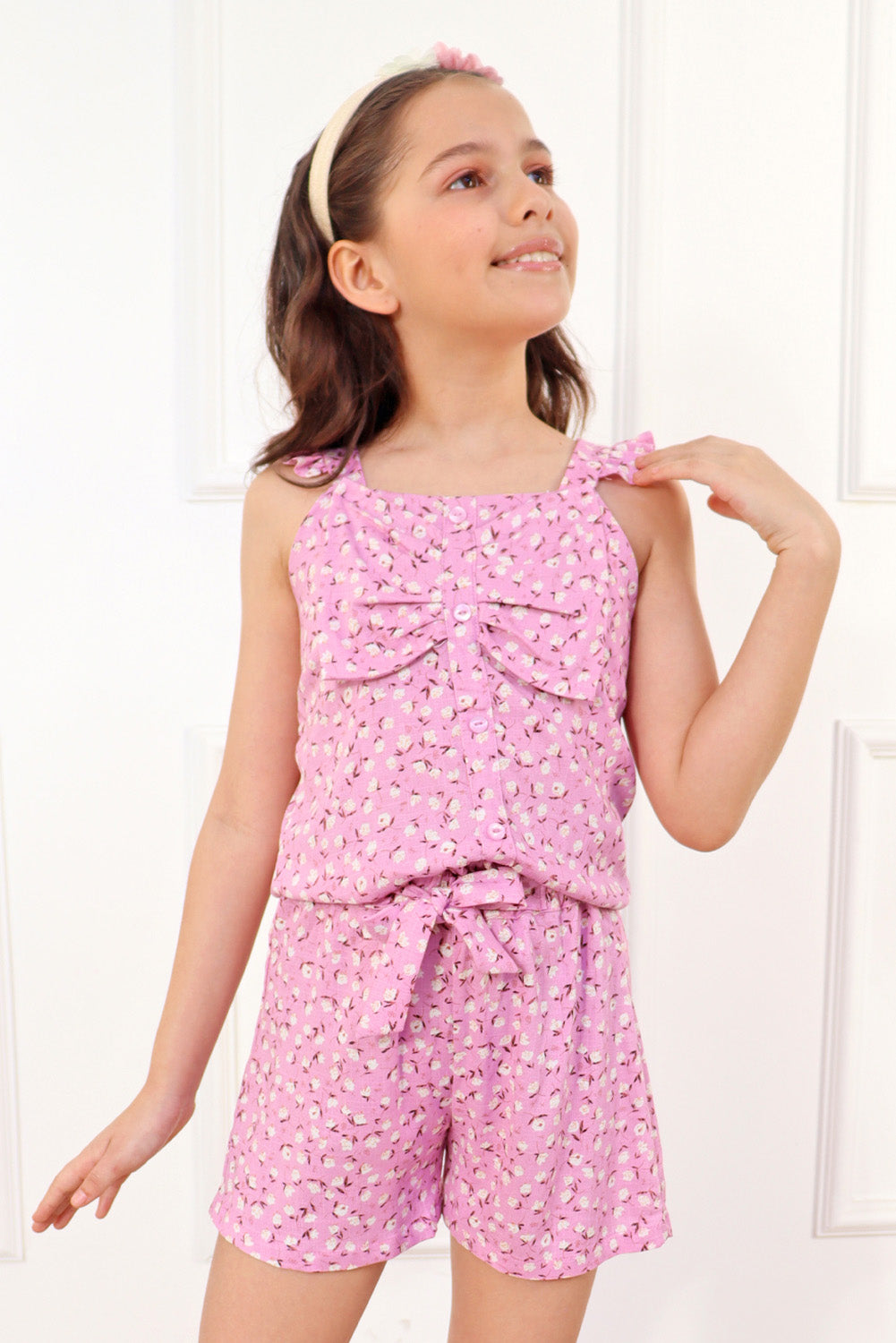 Set de blusa con forma de lazo en pecho y short con lazo en pretina