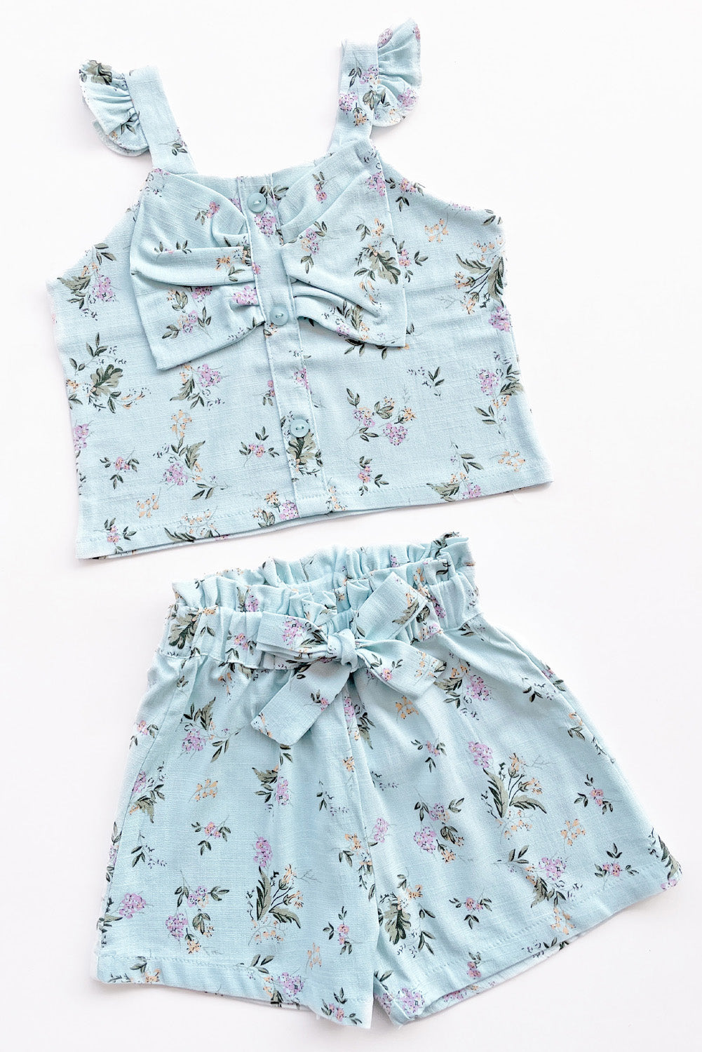 Set de blusa con forma de lazo en pecho y short con lazo en pretina