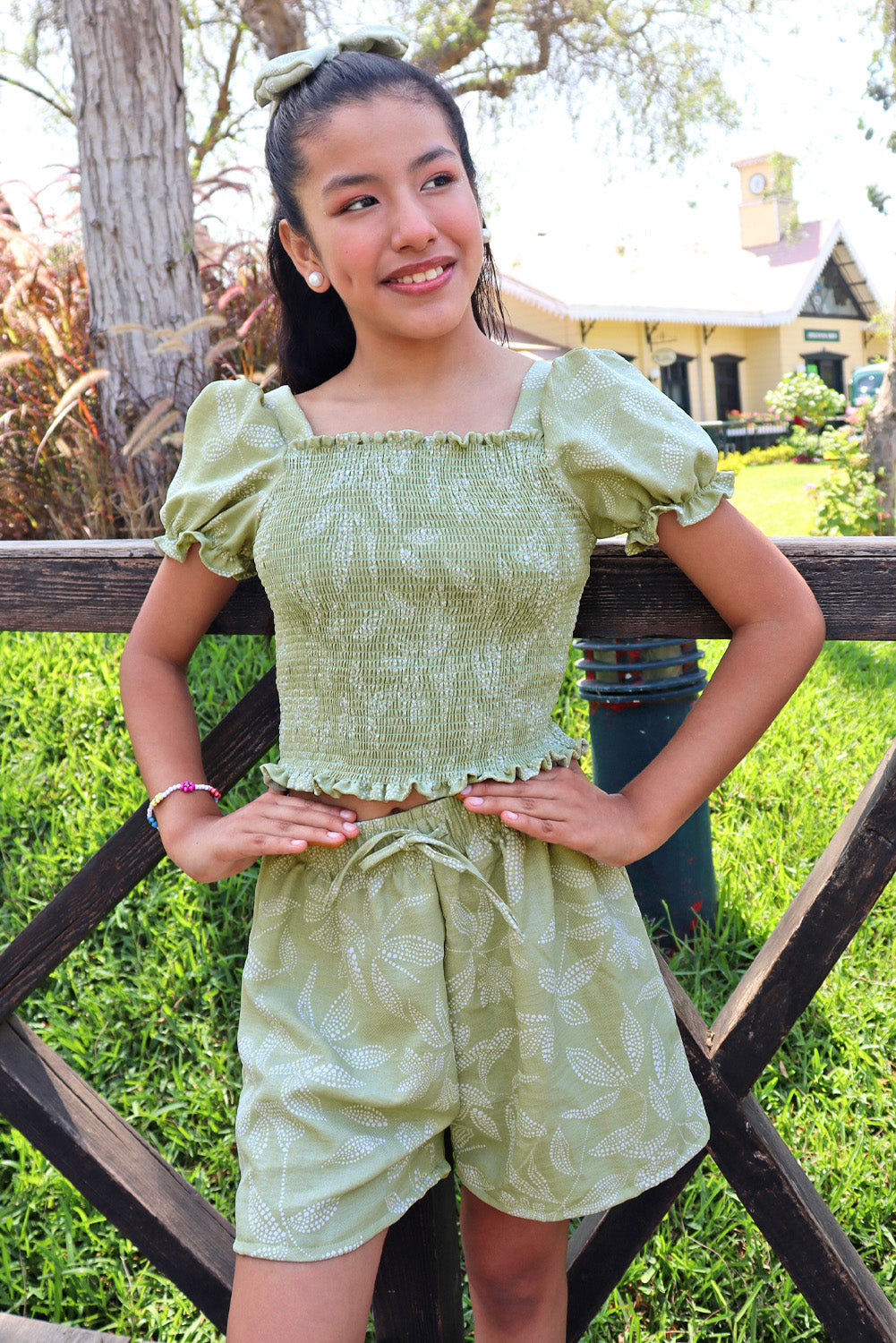 Set de blusa multiaguja y short con bolsillos