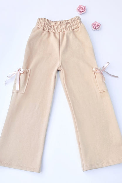 Pantalón buzo con bolsillos cargo y pedreria