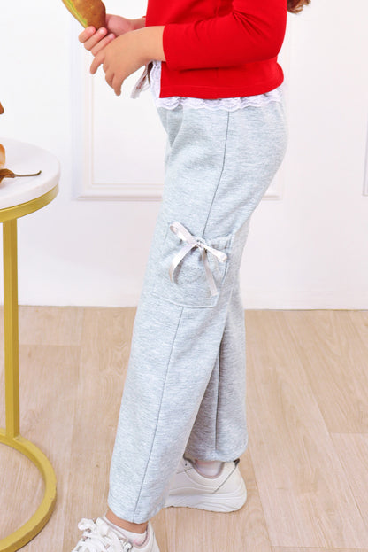 Pantalón buzo con bolsillos cargo y pedreria