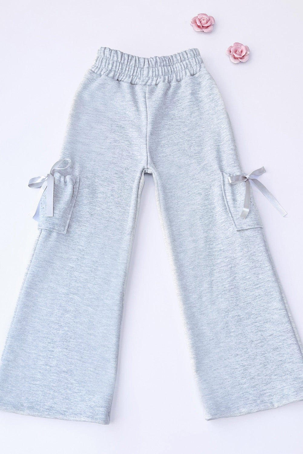 Pantalón buzo con bolsillos cargo y pedreria
