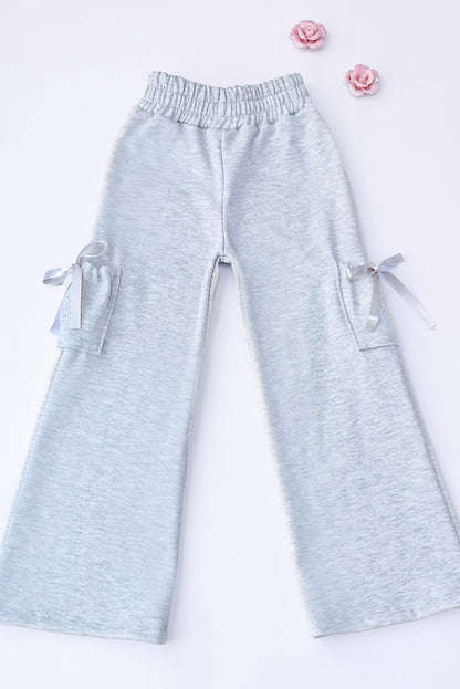 Pantalón buzo con bolsillos cargo y pedreria
