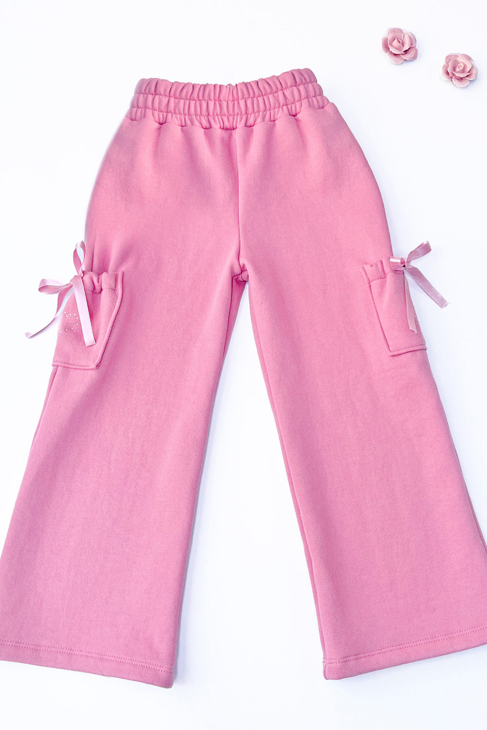 Pantalón buzo con bolsillos cargo y pedreria