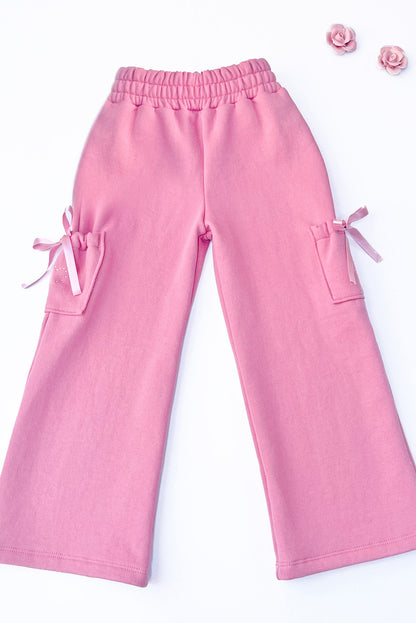 Pantalón buzo con bolsillos cargo y pedreria