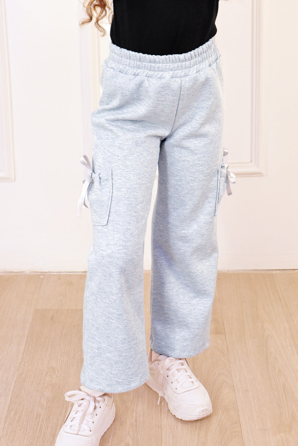 Pantalón buzo con bolsillos cargo y pedreria