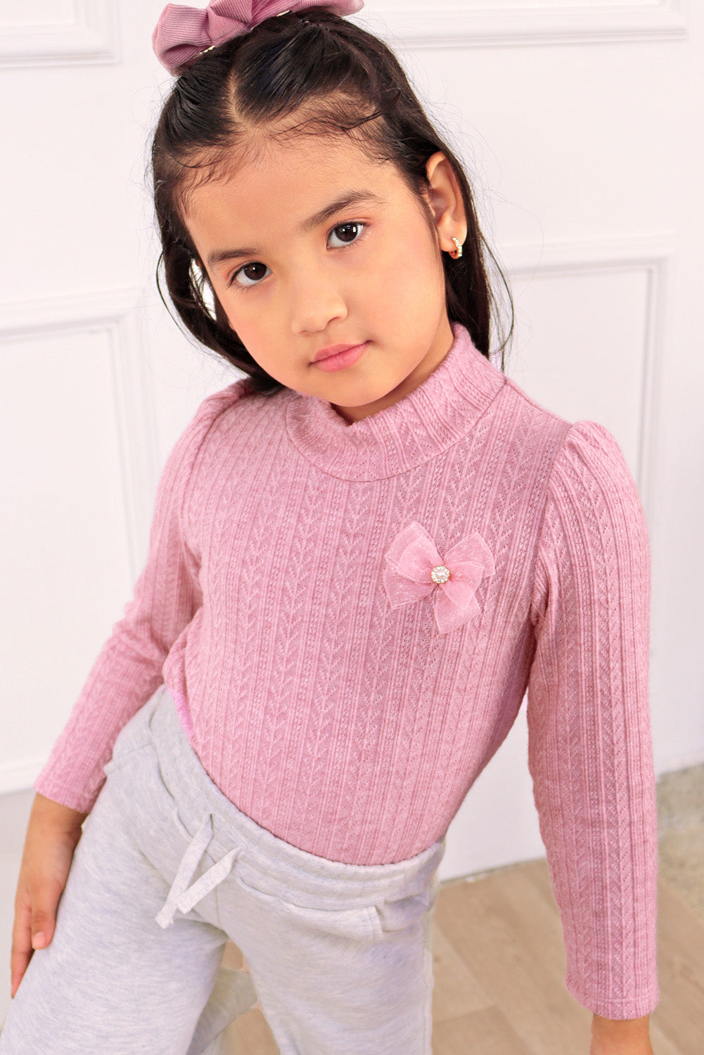 POLO CHOMPERO DE CUELLO ALTO CON LAZITO DE ORGANZA
