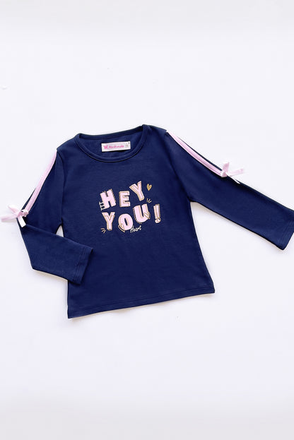 POLO ESTAMPADO CON TAPETE Y LAZITOS EN MANGAS