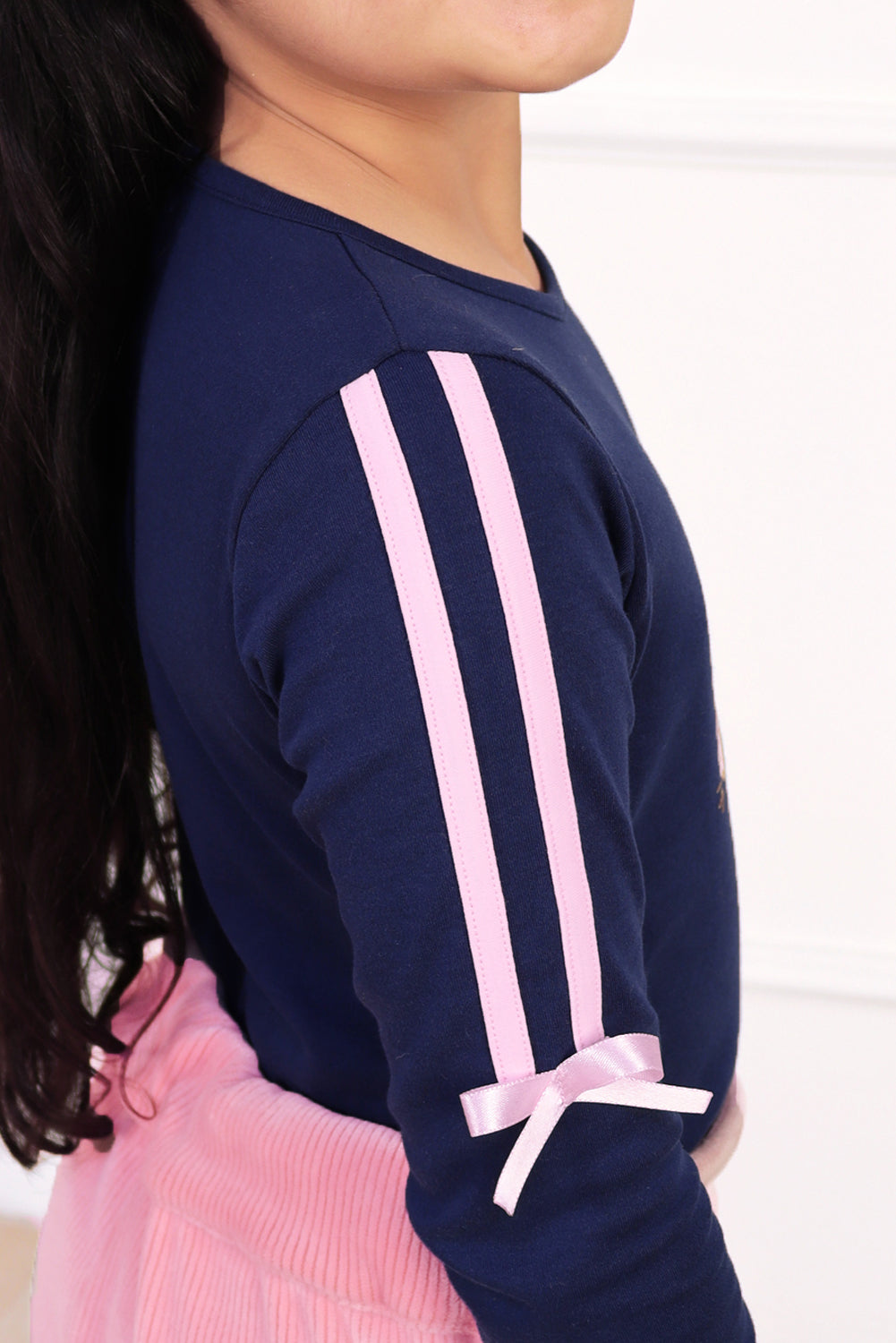 POLO ESTAMPADO CON TAPETE Y LAZITOS EN MANGAS