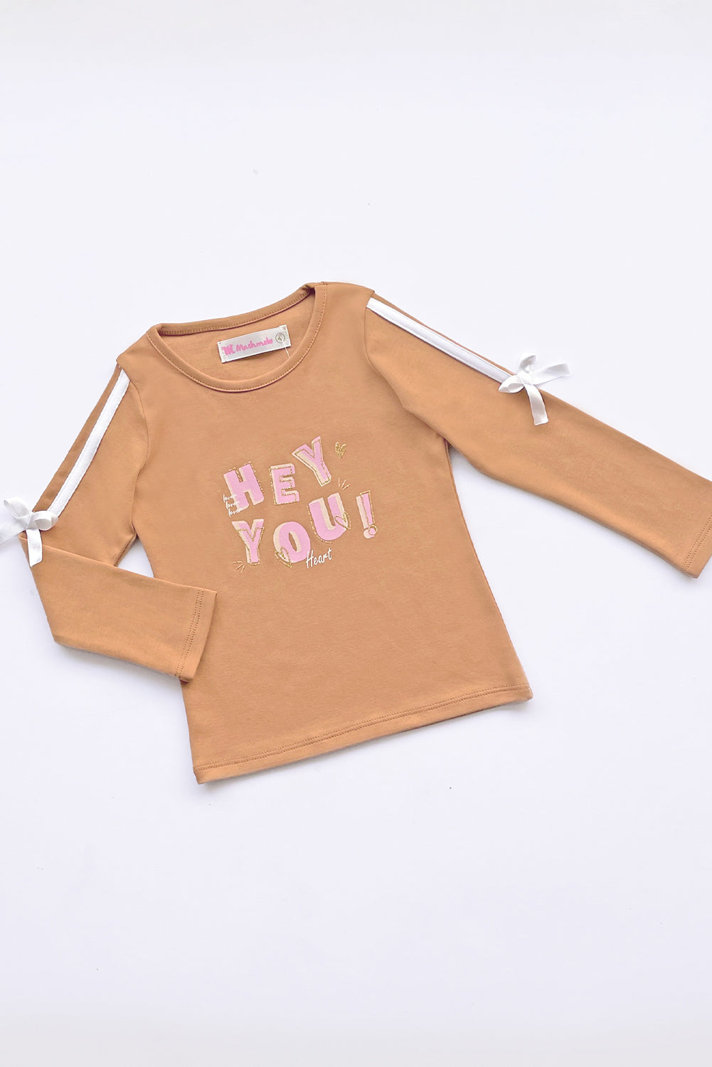 POLO ESTAMPADO CON TAPETE Y LAZITOS EN MANGAS