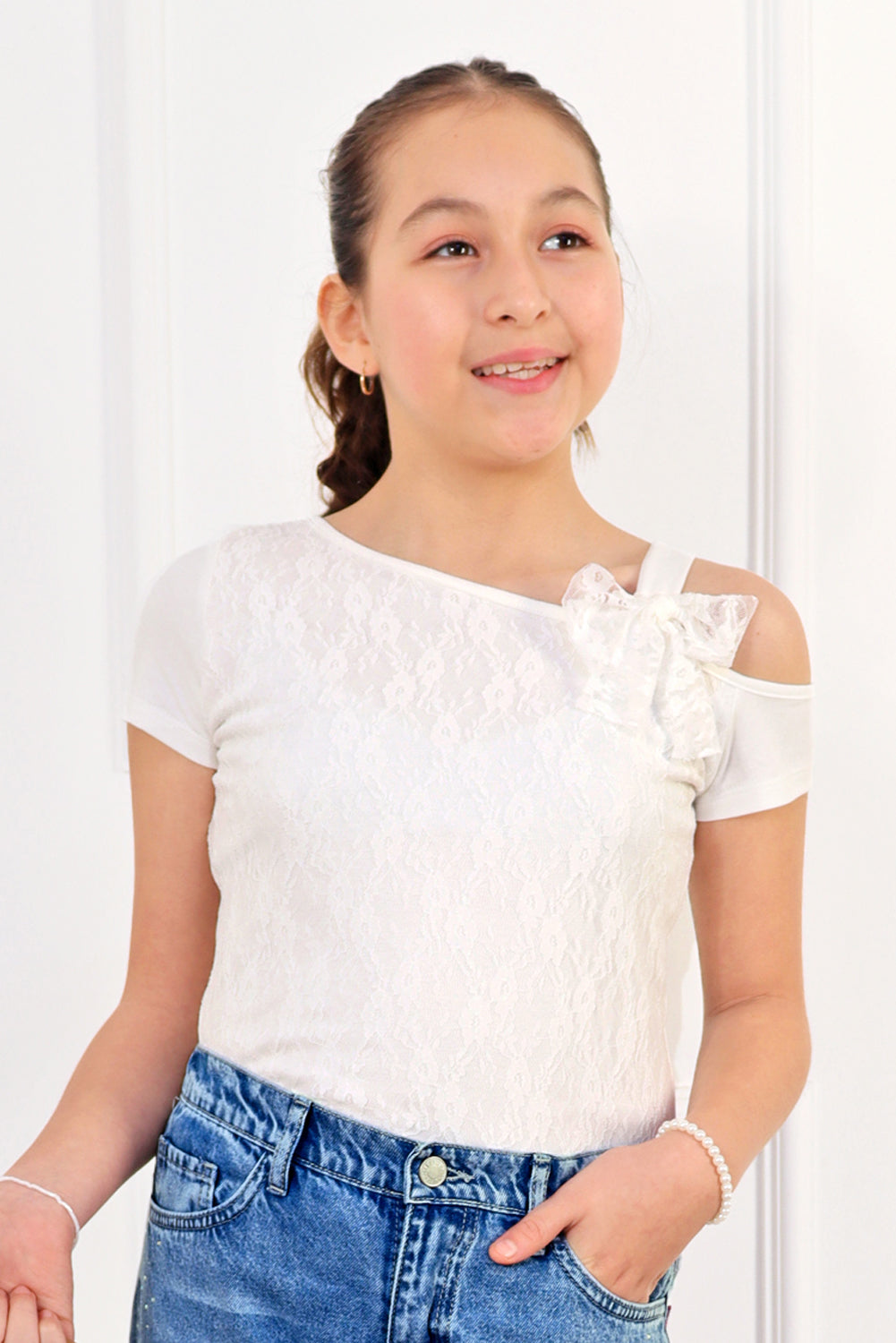 Polo de hombro descubierto con delantero en encaje, manga corta y tirante con lazo