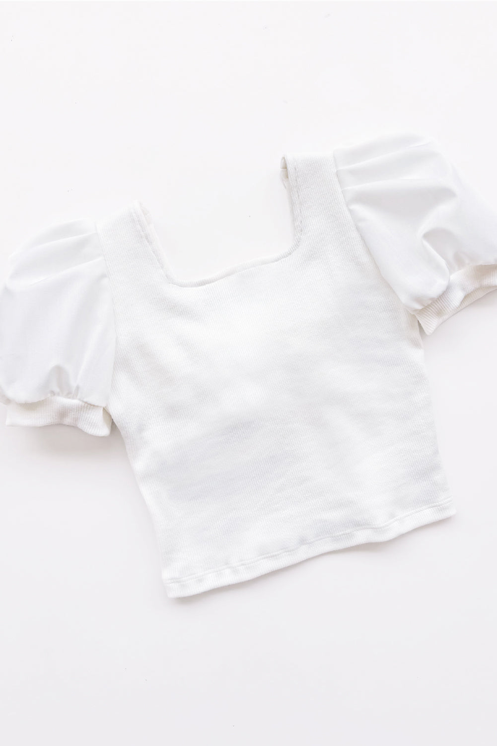 Top de rib de escote cuadrado con mangas tableadas y gran lazo en espada de popelina