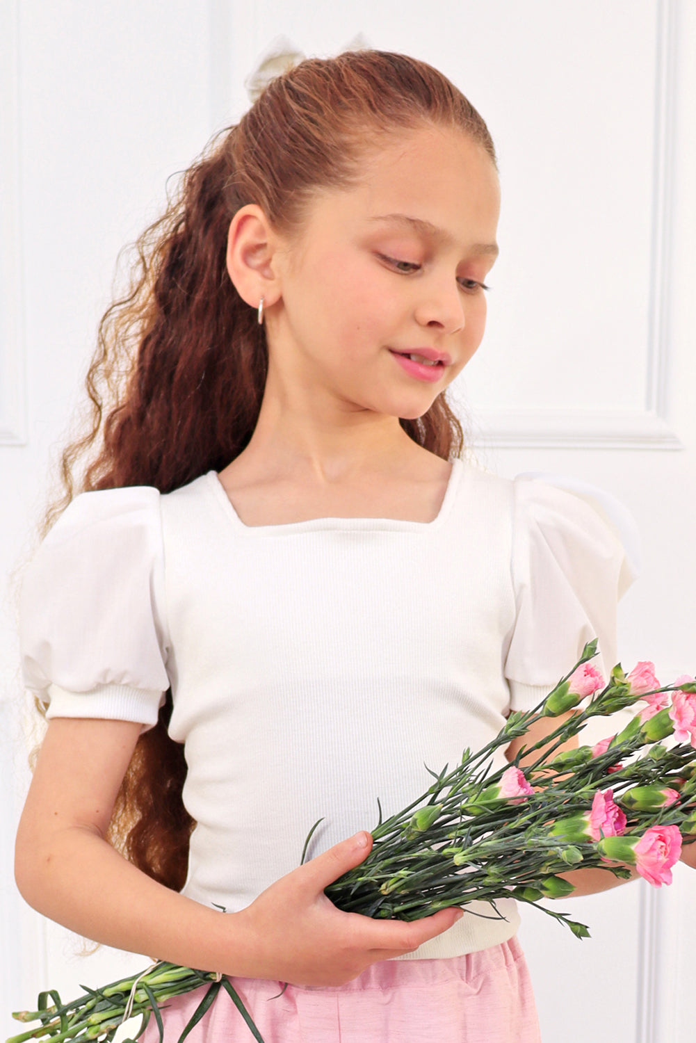 Top de rib de escote cuadrado con mangas tableadas y gran lazo en espada de popelina