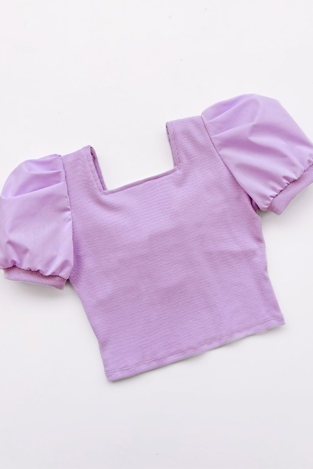 Top de rib de escote cuadrado con mangas tableadas y gran lazo en espada de popelina