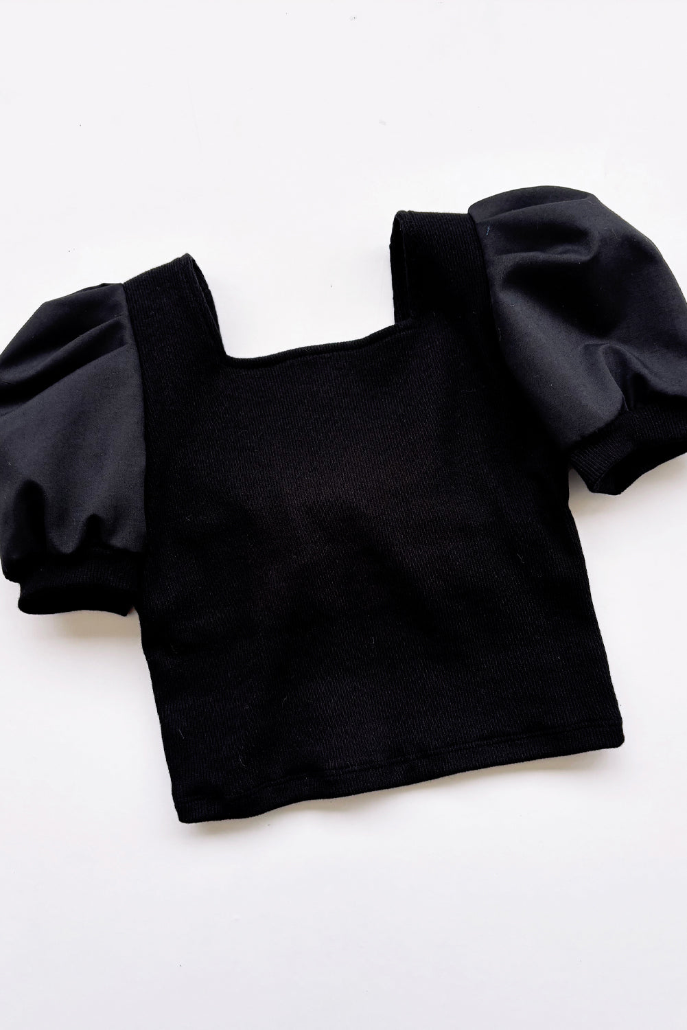 Top de rib de escote cuadrado con mangas tableadas y gran lazo en espada de popelina