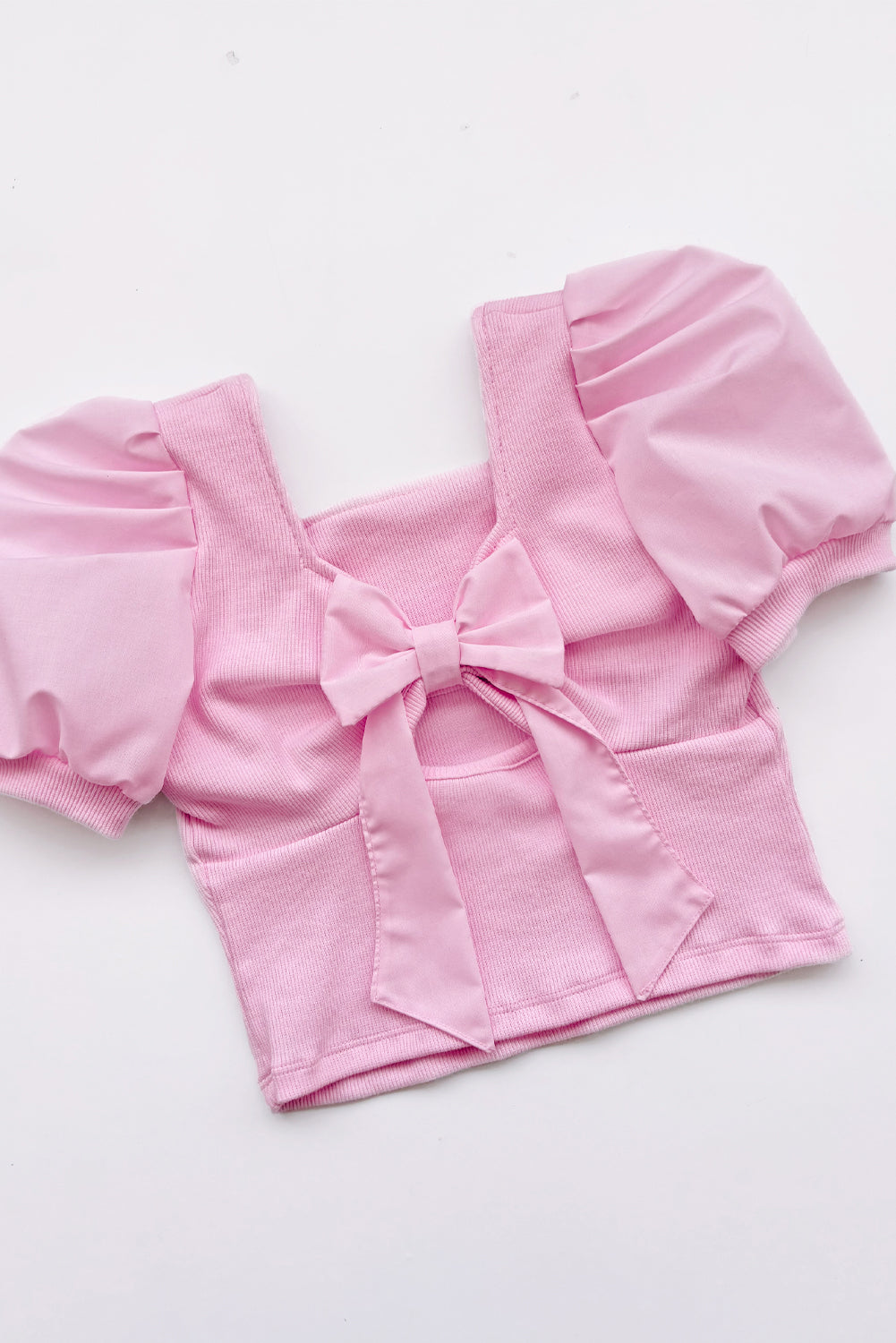 Top de rib de escote cuadrado con mangas tableadas y gran lazo en espada de popelina