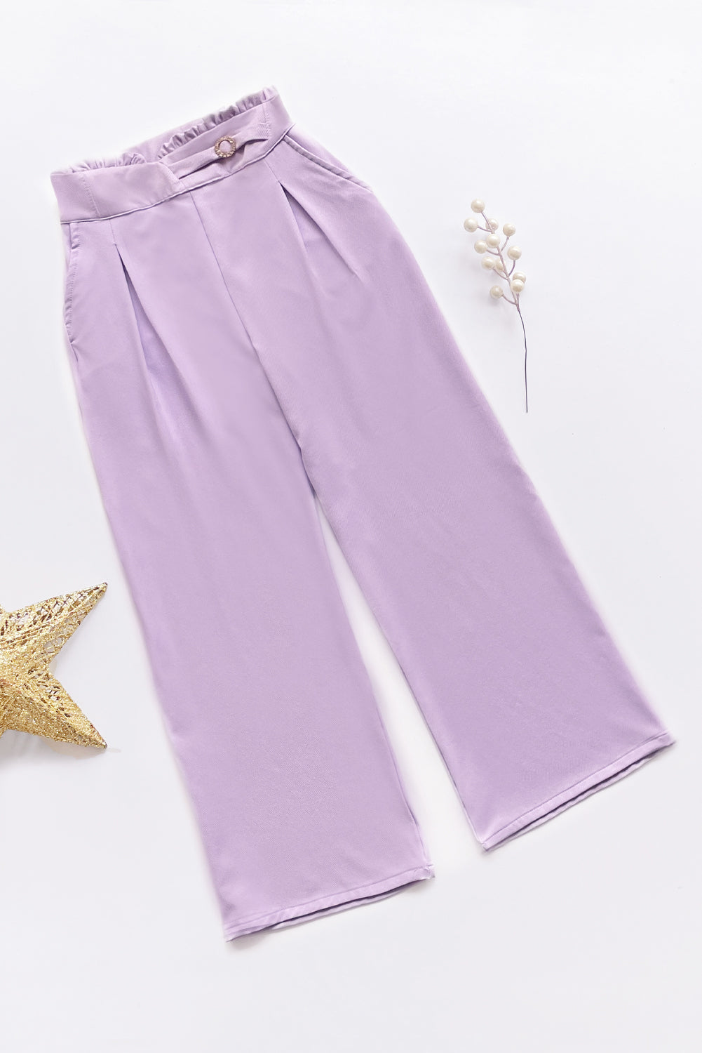 Pantalón con cortes en pretina y hebilla