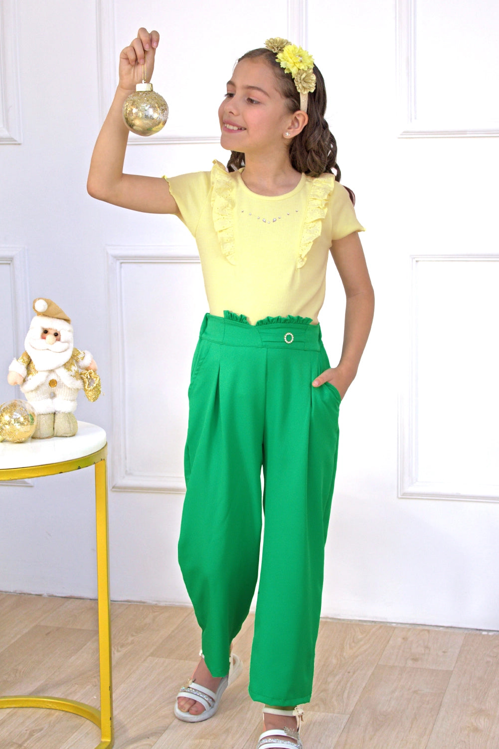 Pantalón con cortes en pretina y hebilla