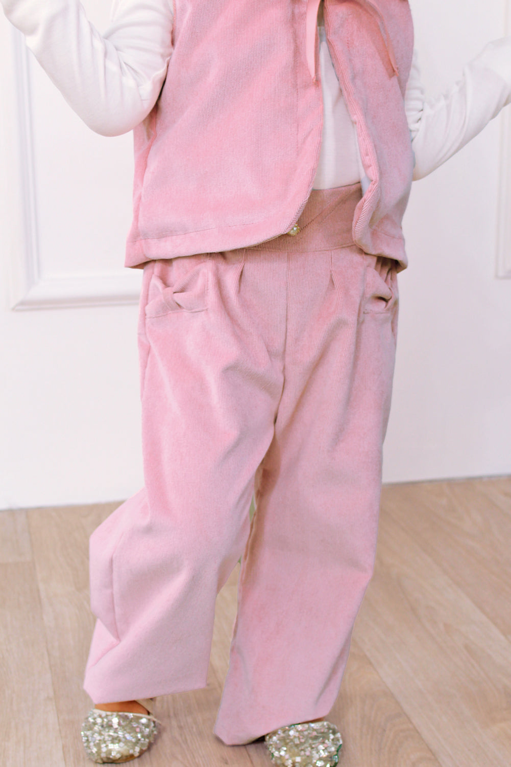Pantalón para Niña con Pretina en V y Bolsillos con Lazo