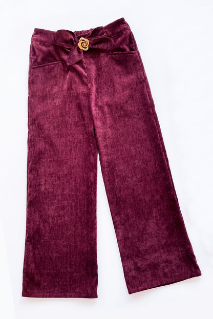 Pantalón Sastrero con Flor Dorada y Bolsillos Funcionales