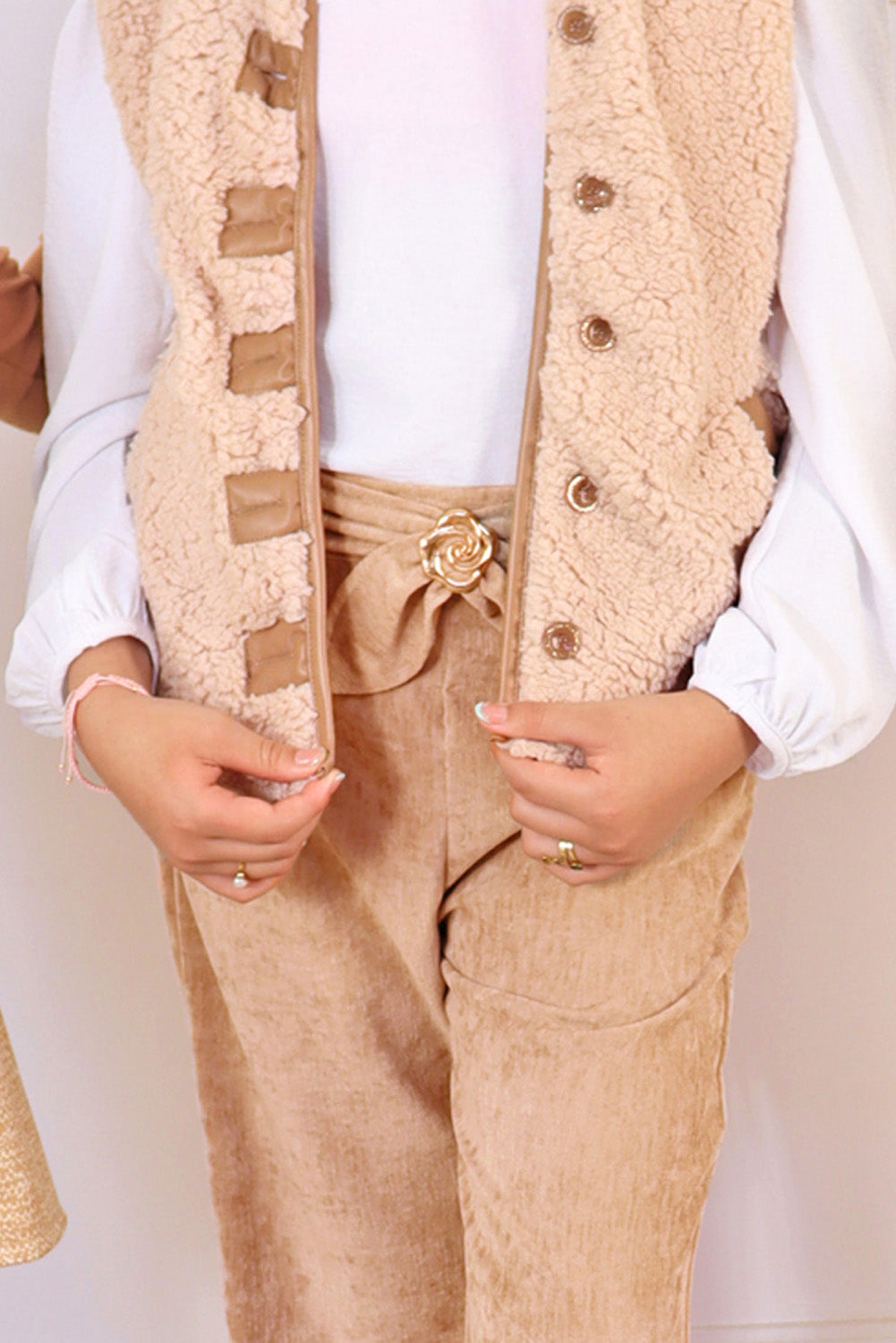 Pantalón Sastrero con Flor Dorada y Bolsillos Funcionales