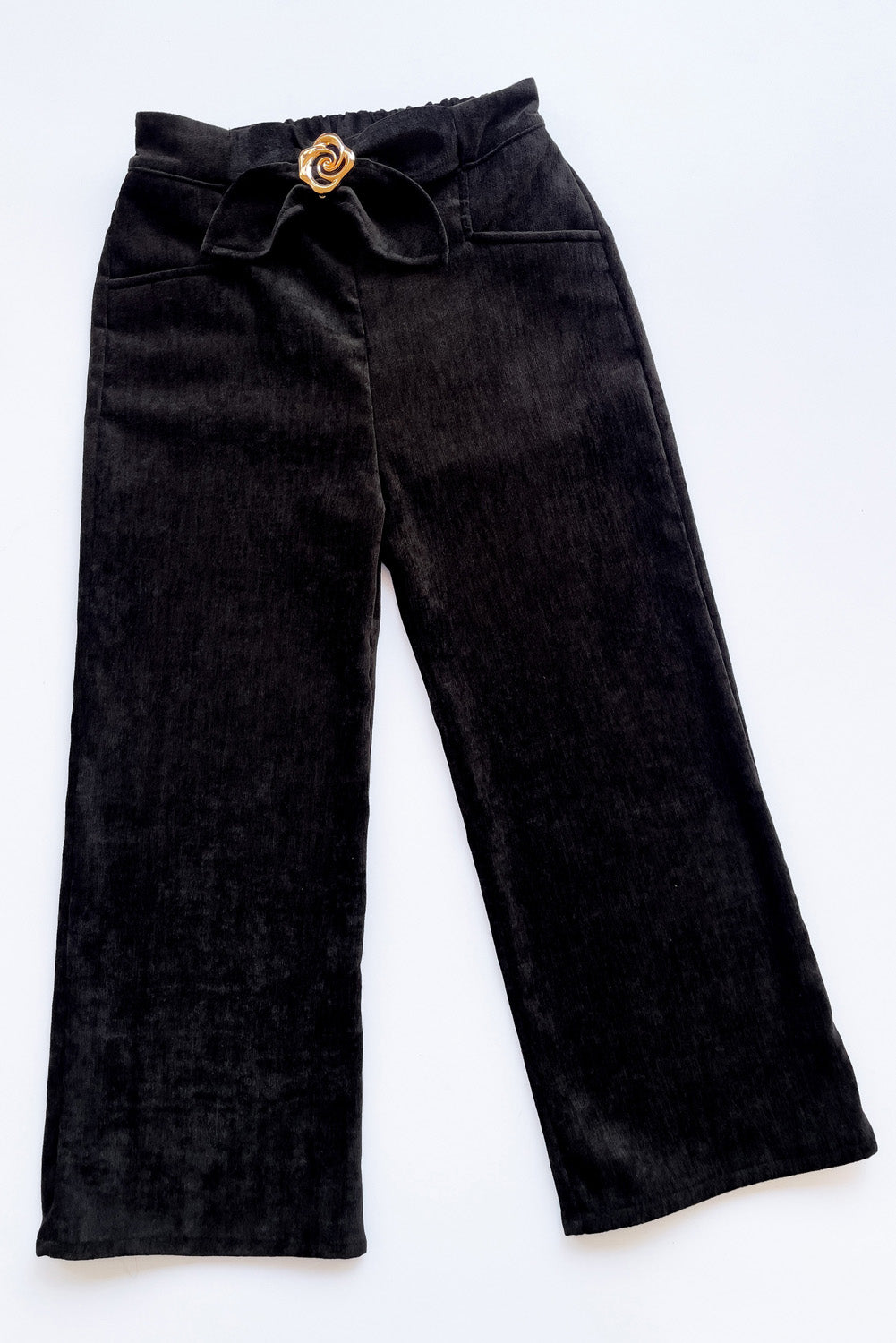 Pantalón Sastrero con Flor Dorada y Bolsillos Funcionales