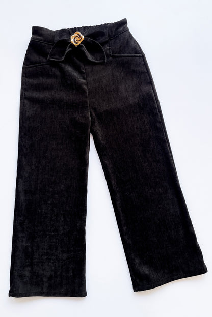 Pantalón Sastrero con Flor Dorada y Bolsillos Funcionales